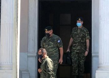 Με στολή παραλλαγής ο αρχηγός ΓΕΕΘΑ στο ΚΥΣΕΑ