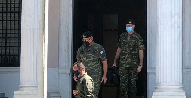 Alldaynews.gr Με στολή παραλλαγής ο αρχηγός ΓΕΕΘΑ στο ΚΥΣΕΑ