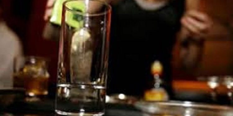 Alldaynews.gr Τραγωδία: 25χρονη τουρίστρια Νεκρή- Κατέρρευσε μέσα σε μπαρ στα Μάλια