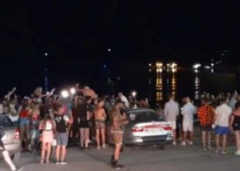 Ζάκυνθος: Γυαλιά-καρφιά έκαναν την παραλία στο Λαγανά σε πάρτι συνωστισμού μετά το κλείσιμο στις 12.00[videos]