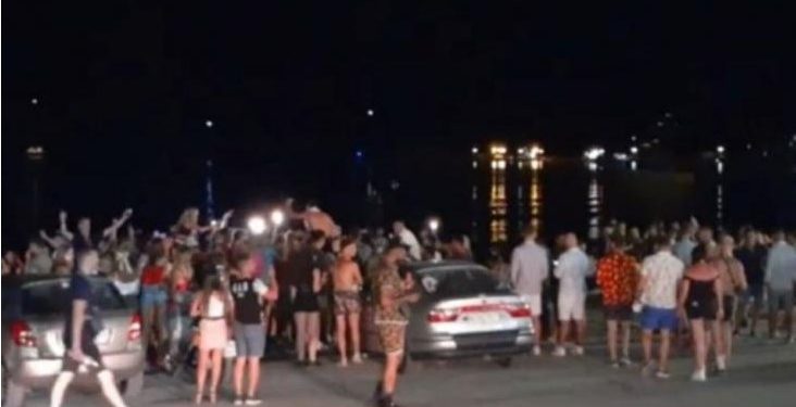 Ζάκυνθος: Γυαλιά-καρφιά έκαναν την παραλία στο Λαγανά σε πάρτι συνωστισμού μετά το κλείσιμο στις 12.00[videos]