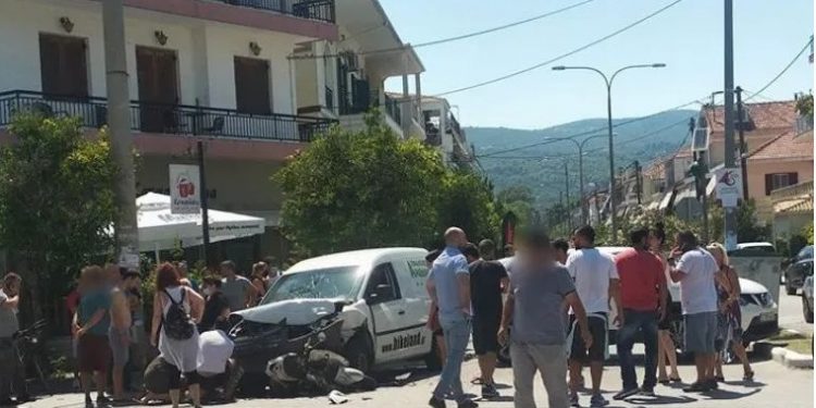 Alldaynews.gr Δεν σταμάτησε πριν τη Διασταύρωση και πήρε το μηχανάκι απο κάτω-Σε σοβαρή κατάσταση η οδηγός