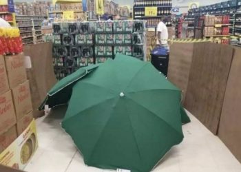 Άνδρας πέθανε σε σούπερ μάρκετ, τον σκέπασαν με ομπρέλες ενώ οι πελάτες ψώνιζαν[video]