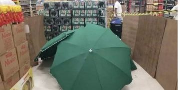 Άνδρας πέθανε σε σούπερ μάρκετ, τον σκέπασαν με ομπρέλες ενώ οι πελάτες ψώνιζαν[video]