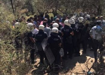 Λέσβος: «Πόλεμος» κατοίκων με τα ΜΑΤ-Υπάρχουν τραυματίες[Σκληρές Εικόνες]