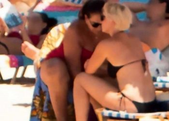 Ντόρα Μπακογιάννη: Την «τσακώσαμε» με μαγιό στην παραλία με την Σία Κοσιώνη[photo]