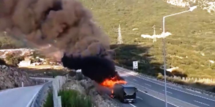 Τραγικό συμβάν στην Ιόνια Οδό: Στις φλόγες λεωφορείο με 39 επιβάτες[video]