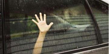 Alldaynews.gr Τραγωδία: Αδερφάκια 1 και 3 ετών κλειδώθηκαν στο αμάξι και πέθαναν από τη ζέστη