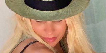 Το τερμάτισε η Μενεγάκη!Πιο αδύνατη από ποτέ με μικροσκοπικό μπικίνι[photos]