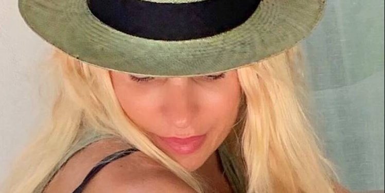 Το τερμάτισε η Μενεγάκη!Πιο αδύνατη από ποτέ με μικροσκοπικό μπικίνι[photos]