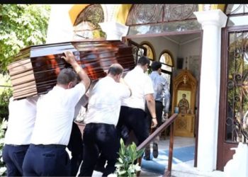 Κηδεία Γιάννη Πουλόπουλου: Θρήνος στο τελευταίο αντίο στον αγαπημένο τραγουδιστή[photos]