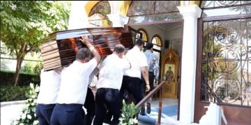 Κηδεία Γιάννη Πουλόπουλου: Θρήνος στο τελευταίο αντίο στον αγαπημένο τραγουδιστή[photos]