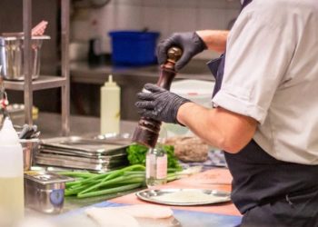 Εργοδότης πλάκωσε στο ξύλο τον μάγειρα του εστιατορίου του