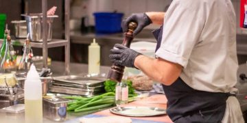 Alldaynews.gr Εργοδότης πλάκωσε στο ξύλο τον μάγειρα του εστιατορίου του