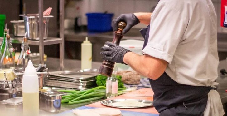 Alldaynews.gr Εργοδότης πλάκωσε στο ξύλο τον μάγειρα του εστιατορίου του