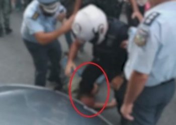 Θεσσαλονίκη: Αστυνομικός  πάταγε διαδηλωτή στο κεφάλι όπως στην περίπτωση Τζορτζ Φλόιντ[video]