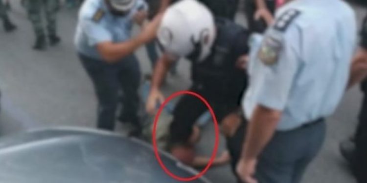 Θεσσαλονίκη: Αστυνομικός  πάταγε διαδηλωτή στο κεφάλι όπως στην περίπτωση Τζορτζ Φλόιντ[video]