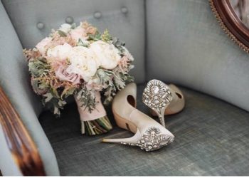Νύφη Βρήκε μέσα στα νυφικά της παπούτσια ένα μήνυμα από τη νεκρή μητέρα της