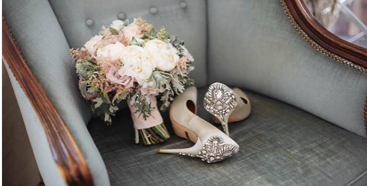 Alldaynews.gr Νύφη Βρήκε μέσα στα νυφικά της παπούτσια ένα μήνυμα από τη νεκρή μητέρα της