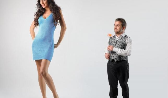 Alldaynews.gr Έρευνα: Τελικά οι κοντοί κάνουν καλύτερο κρεβάτι