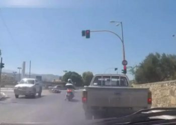 Κρήτη: Σοκαριστικό Τροχαίο μπροστά στην κάμερα! Μηχανή πέφτει σε αυτοκίνητο[video]