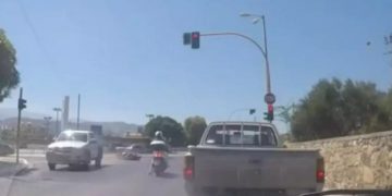 Κρήτη: Σοκαριστικό Τροχαίο μπροστά στην κάμερα! Μηχανή πέφτει σε αυτοκίνητο[video]