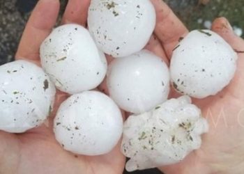 Έπεσε χαλάζι σε σχήμα αυγού! Δείτε τις ζημιές σε αυτοκίνητα, σπίτια και καλλιέργειες (pics, video)