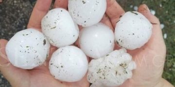 Alldaynews.gr Έπεσε χαλάζι σε σχήμα αυγού! Δείτε τις ζημιές σε αυτοκίνητα, σπίτια και καλλιέργειες (pics, video)