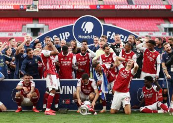 Άρσεναλ – Τσέλσι: Επική στιγμή! Ο Ομπαμεγιάνγκ έσπασε το Κύπελλο (video)