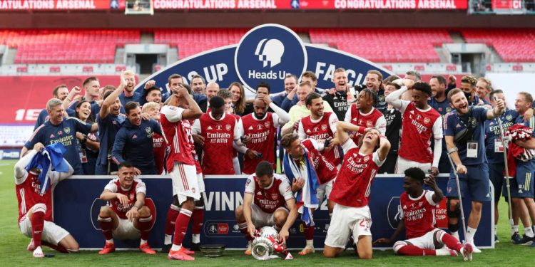 Alldaynews.gr Άρσεναλ – Τσέλσι: Επική στιγμή! Ο Ομπαμεγιάνγκ έσπασε το Κύπελλο (video)