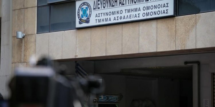 Alldaynews.gr Κορωνοϊός: Βρέθηκαν κι άλλοι έξι αστυνομικοί σε Αστυνομικό Τμήμα θετικοί – Σε καραντίνα και όλοι οι κρατούμενοι