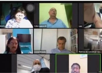 Live σ3ξ σε τηλεδιάσκεψη δημοτικού συμβουλίου – Ξέχασε να κλείσει την κάμερα! (Video)