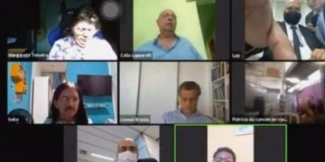 Live σ3ξ σε τηλεδιάσκεψη δημοτικού συμβουλίου – Ξέχασε να κλείσει την κάμερα! (Video)