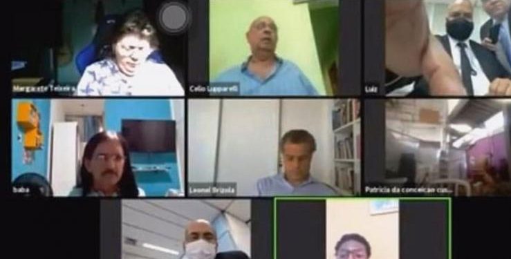 Live σ3ξ σε τηλεδιάσκεψη δημοτικού συμβουλίου – Ξέχασε να κλείσει την κάμερα! (Video)