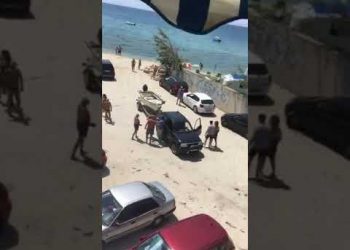 Απίστευτα πράγματα: Άγριο ξύλο σε παραλία της Χαλκιδικής για μια βάρκα (Video)