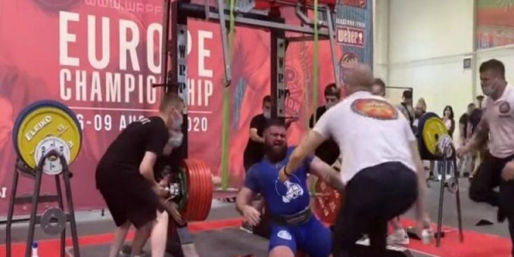 Alldaynews.gr Σοκαριστικό ατύχημα στην άρση βαρών: Προσπάθησε να σηκώσει 400 κιλά και έσπασε τα γόνατά του