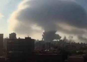 Εικόνες Αποκάλυψης: Έκρηξη “μανιτάρι” ισοπεδώνει μεγάλο μέρος της Βηρυττού – Δεκάδες νεκροί και τραυματίες (videos)