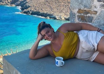 Ακομπλεξάριστη η Δανάη Μπάρκα! Ποζάρει με μαγιό και δηλώνει: Αγαπήστε το σώμα σας”!