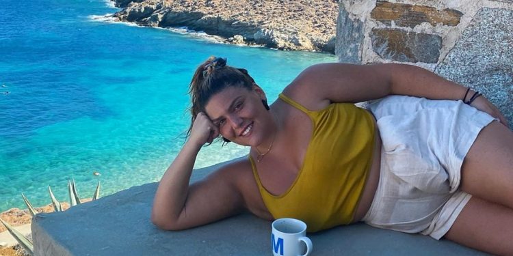 Alldaynews.gr Ακομπλεξάριστη η Δανάη Μπάρκα! Ποζάρει με μαγιό και δηλώνει: Αγαπήστε το σώμα σας”!