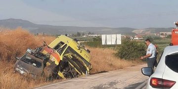 Alldaynews.gr Χαλκιδική: Ασθενοφόρο συγκρούστηκε με ΙΧ- Τρεις τραυματίες (pics)