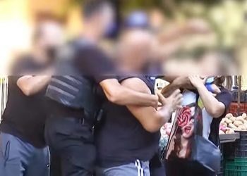 «Έπαιξαν» ξύλο με αστυνομικούς σε λαϊκή αγορά για το πρόστιμο της μάσκας (video)