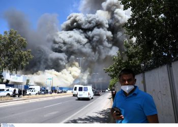 ΣΥΜΒΑΙΝΕΙ ΤΩΡΑ: Μεγάλη φωτιά σε εργοστάσιο στη Μεταμόρφωση – Κλειστή η Αθηνών-Λαμίας (Βίντεο)