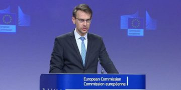 Διαψεύδει τον Τσαβούσογλου η Κομισιόν: Δεν τον εξουσιοδοτήσαμε να μιλά εκ μέρους μας