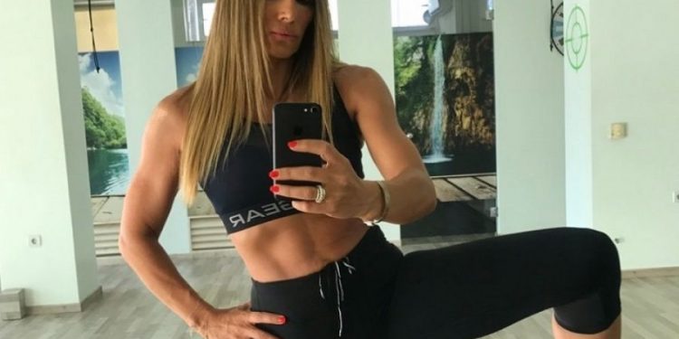 Alldaynews.gr Πετρουλάκη: Ακροβατικά στην παραλία με τις κόρες της