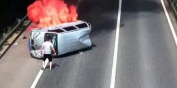 Alldaynews.gr Η στιγμή που θαρραλέος περαστικός απεγκλωβίζει τρεις επιβάτες από φλεγόμενο αυτοκίνητο (Video)