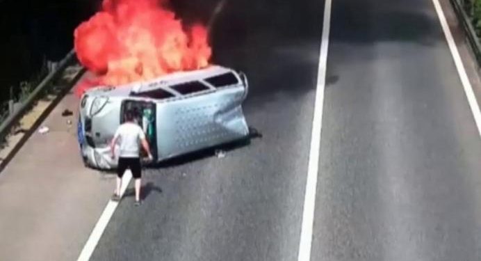 Alldaynews.gr Η στιγμή που θαρραλέος περαστικός απεγκλωβίζει τρεις επιβάτες από φλεγόμενο αυτοκίνητο (Video)