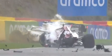 Alldaynews.gr Τρομακτικό ατύχημα στην Formula1 – Διαλύθηκε το μονοθέσιο του Τζιοβινάτσι (Video)