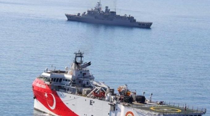 Σε επιφυλακή όλη νύχτα το πολεμικό ναυτικό, παρακολουθεί από κοντά τις κινήσεις των Τούρκων