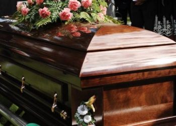 Χαμός σε κηδεία με την χήρα: “Τι κλαις; Εσύ τον πέθανες σκύλα. Εσύ τον έφαγες!”