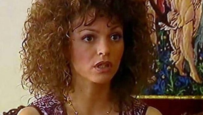 Αγνώριστη η “κοντή” του Παρά Πέντε – Ποζάρει με μαγιό και μας αφήνει άφωνους (pics, video)